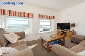 2 Bed beach front apartment with spectacular views overlooking Viking Bay - Image 5