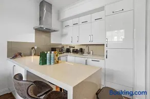 Bright & Airy Flat with Stunning Rooftop Views - Image 5
