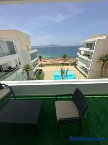 Luxury apartment with 3 pool views - Image 2