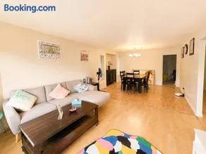 Spacious Family-Friendly 3BR Suite Near White Rock Beach - Image 1