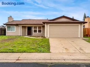 Spacious 4BR Family Home Free Parking, Fast WiFi, Near Galleria & Fountains - Image 1