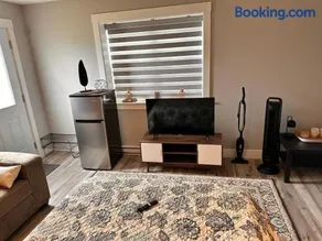 East Coast Cozy by Wastis-Easy Hwy, City & Airport Access plus Free Parking - Image 3