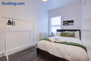 Modern 5 Bed House with Parking - Image 3