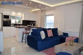 Seafront Luxury Apartment - Image 3