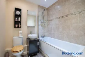 No12, Modern 2 Bedroom Apartment - Image 5