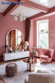 Luxury Pink Suite, autohalli - Image 3