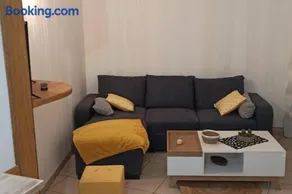 Petite maison de bourg proche A84 - Image 1