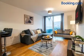 Spacious 2-Bedroom City Centre Apartment with Ensuite - Image 2