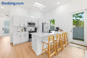 New-Dog Friendly,Hot Tub, Fire-pit, 1 mile to DTWN - Image 3