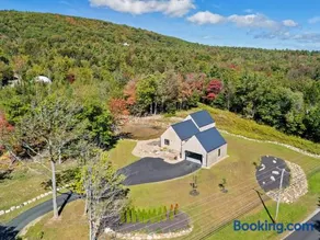 Enjoy tranquil pond views at The Pond House in Lincolnville, ME—2300 sq ft, 3 beds - Image 1