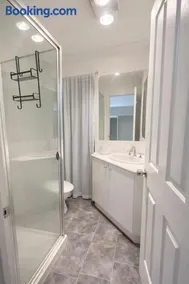 Private master bedroom with bathroom near town - Image 5