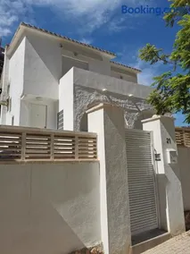 Casa MYA con terreno privado y parking compartido - a 800m de Playa Poniente - Image 1