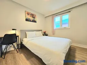 A Home Away-Cozy Guest Room in Toronto - Image 1