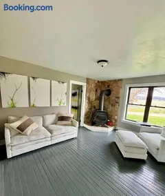Chic Country Home W Sprawling Acreage - Image 1