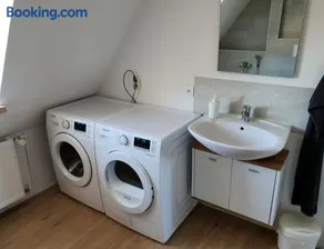Gemütliche Dachwohnung mit oder ohne Dampfsauna mit Dachterrasse nebeneinander - Image 3