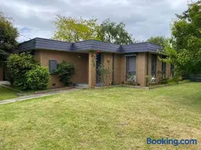 Serene 4Bed2Bath House w Parking Near Mornington Peninsula - Image 2