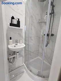 Self-contained Studio Room in Slough - Image 2