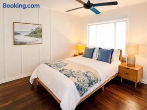 Relaxing Tin Can Bay Cottage, Walk to the water front and Pub - Image 3