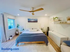 Low Tide Suite - Modern, Oceanside Suite with King Bed, Resort Pool & Hot Tub - Image 2