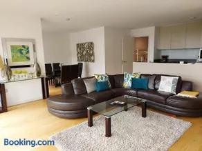 Quartermile Luxury Landing Apartment - Image 5