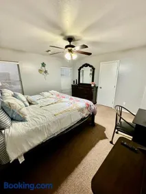 West PHX Cozy king suit with private bathroom Inside a house - Image 2