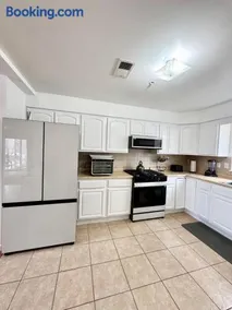 Stylish Evergreen Apartment By Newark Airport - Image 3