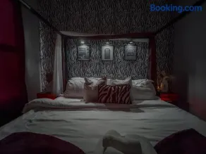 Stylish Secret, 1 FREE Parking, Sleeps 8, Walk to train and Red Bull Arena, 20 Percent OFF - Image 1