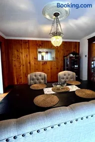 Cozy 3 Bedroom Duplex Near Downtown - Image 2