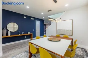 Comfy Modern House w Pool Perfect Location - Image 3