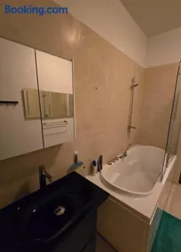 Cozy Zuidas Room 10m from Airport - Image 2