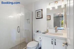 Barefoot Luxury 24: A spacious 4-bedroom retreat in scenic Bay Harbor, MI. - Image 2