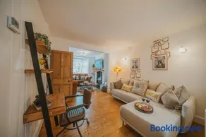 Cotswolds- Homely 2 bed house with garden, WiFi - Esho Stays - Image 2