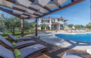 Four-Bedroom Holiday Home With Sea View In Krnica - Image 3