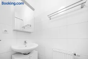 2 Bedroom Apartments, free Parking, Kitchen, Smart TV - Image 3