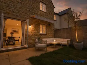 Silverstone Paddock Retreat - Image 3