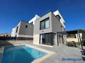 Seaview Villa Amy - Private Pool, Sauna & Jacuzzi - Image 1