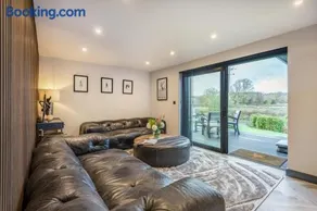 3 Bed in Canterbury oc-r34439 - Image 3