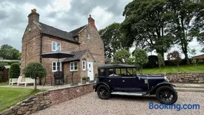 Beautiful Rustic Farmhouse sleeps 5 Near Alton Towers, Polar Bears, Peak District - Image 4