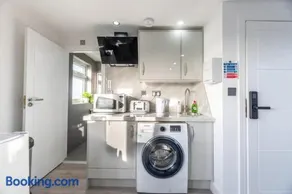 Chic Loft Studio Near London - EV Charger - Image 3