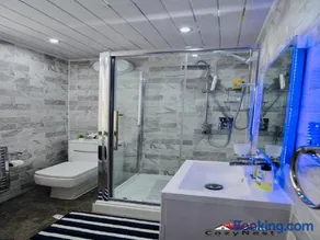 Luxury Central Self Contained Flat by CozyNest - Image 4