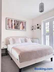 Spacious 4-Bedroom House Ideal for Contractors, Families & Business Stays in Reading, Offers 3 Parkings - Image 1