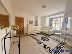 Luxurious 2BR stay in London-GerrardsCross-Wembley-private carpark-short walk to train station - Image 4