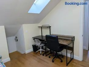 Private Room in Guest House, Near the New Oakridge Mall & Transit - Near Langara 49th Station - Image 4