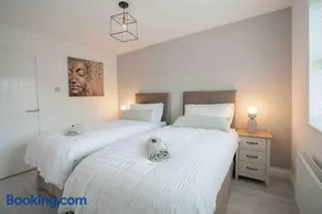 Stylish 2-Bedroom Home, Sleeps 5, High-Speed Wi-Fi, Near NEC & BHX - Image 2