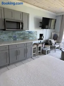 Cozy Bayfront Condo - Image 3