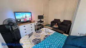 Chambre privée classée 2 étoiles avec serrure et non mitoyenne dans un appartement de 50 m2 dans une résidence cosy et Paris à proximité - Image 1