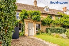 Grade II listed Cottage with Ground Floor Bedroom - Image 1