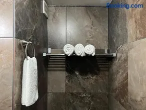 Alojamiento Suite con Aire Acondicionado y Estacionamiento ubicado a 1 cuadra del Parian en Centro Tlaquepaque Privada e Independiente - Image 3