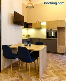 E13 - Elegant Apartment - Image 3