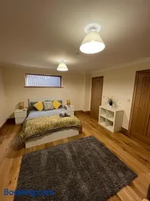 New city flat, 3 x double bed en-suite bedrooms, private kitchen & lounge, free private parking & own workspaces - Image 3